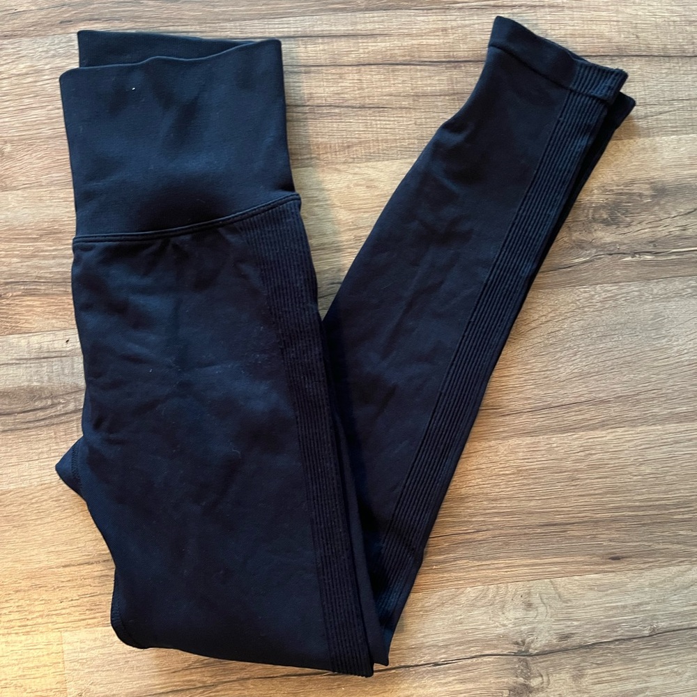 Black legging scrunch butt